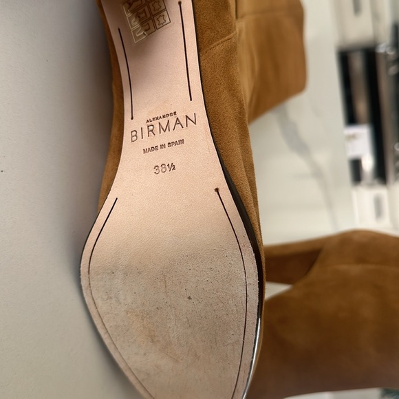 Beautiful Boots . Women’s boots only worn 1 time . Mostly in doors. - Picture 3 of 9